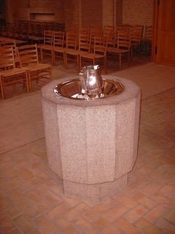 Prædikestolen er lavet af træ, men anbragt på en sokkel af granit.