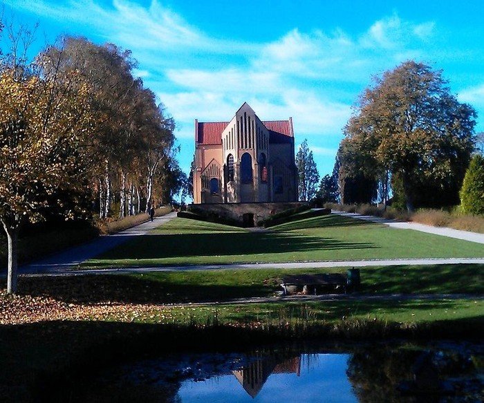 Kirken set fra øst med kirkegårdsdammen i forgrunden