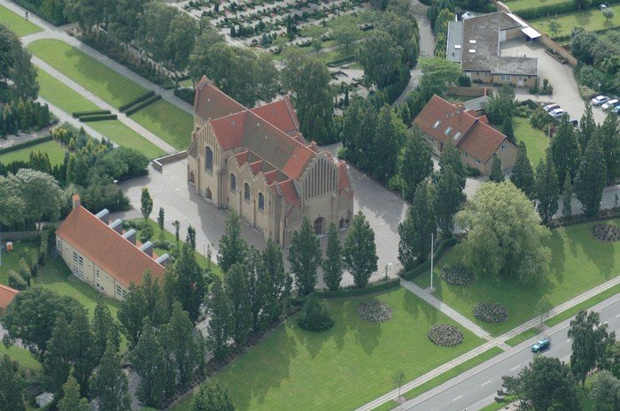 Christianskirken fra oven med Christiansgården til venstre og præstebolig og kirkegårdskontor til højre